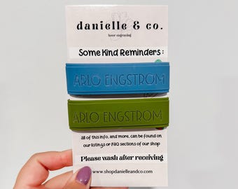 Paquete de 2 etiquetas de silicona para biberones: Denim/Oliva, etiqueta para biberón, etiqueta para sorbete, etiquetas personalizadas para guardería, etiquetas para campamento, cesta de Pascua