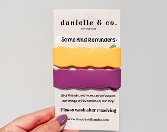 Paquete de 2 etiquetas de silicona para biberones: plátano/lila, etiqueta para biberón, etiqueta para boquilla, etiquetas personalizadas para guardería, etiquetas para campamento, cesta de Pascua