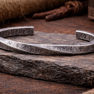 Pulsera con el alfabeto rúnico vikingo retorcido – Banda de runas nórdicas forjadas