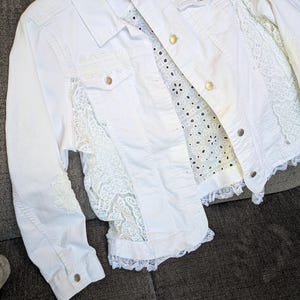 Chaqueta vaquera elástica con encaje blanco para mujer (talla 1X)