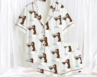 Conjunto de pijama para mujer con estampado de perro salchicha y espresso martini, confeccionado en mezcla de seda.