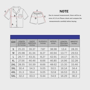 Puede incluir: Diagrama de un conjunto de pijama con una camisa con botones y pantalones cortos, junto con una tabla de tallas. Las medidas se proporcionan en pulgadas para la longitud de la ropa, el ancho del pecho, la longitud de la manga, las caderas, la longitud del pantal&oacute;n y la cintura.