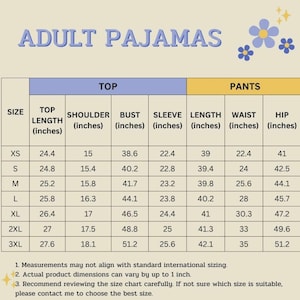 K&ouml;nnte beinhalten: Eine Gr&ouml;&szlig;entabelle f&uuml;r Schlafanz&uuml;ge f&uuml;r Erwachsene, mit Ma&szlig;en in Zoll f&uuml;r Oberteil und Hose. Die Tabelle enth&auml;lt die Gr&ouml;&szlig;en XS bis 3XL und gibt die Ma&szlig;e f&uuml;r Oberteill&auml;nge, Schulter, Brust, &Auml;rmel, L&auml;nge, Taille und H&uuml;fte an. Der Text "ADULT PAJAMAS" steht oben.