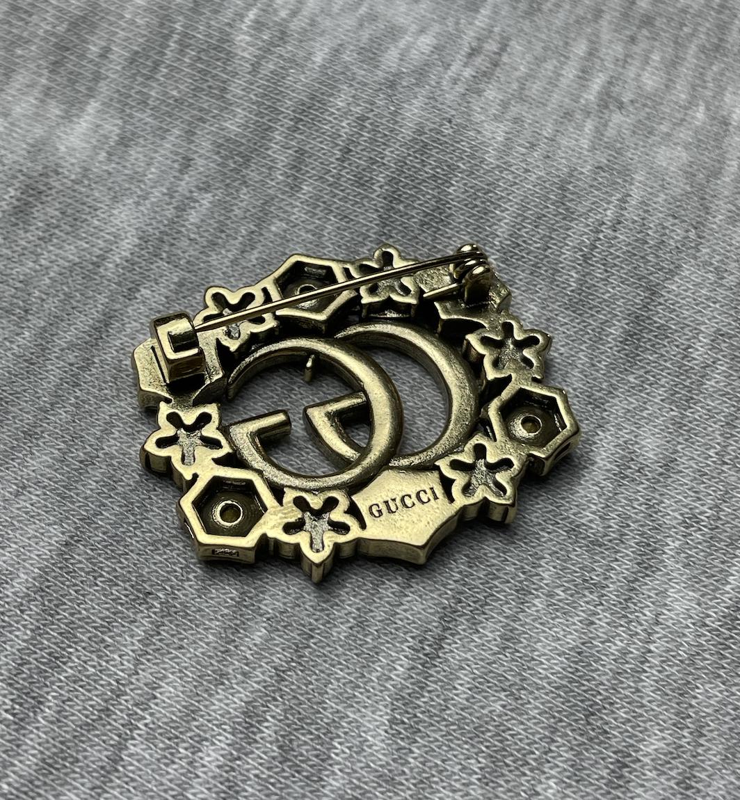 グッチのヴィンテージゴールドブローチ（カラーストーン付き） - Etsy 日本