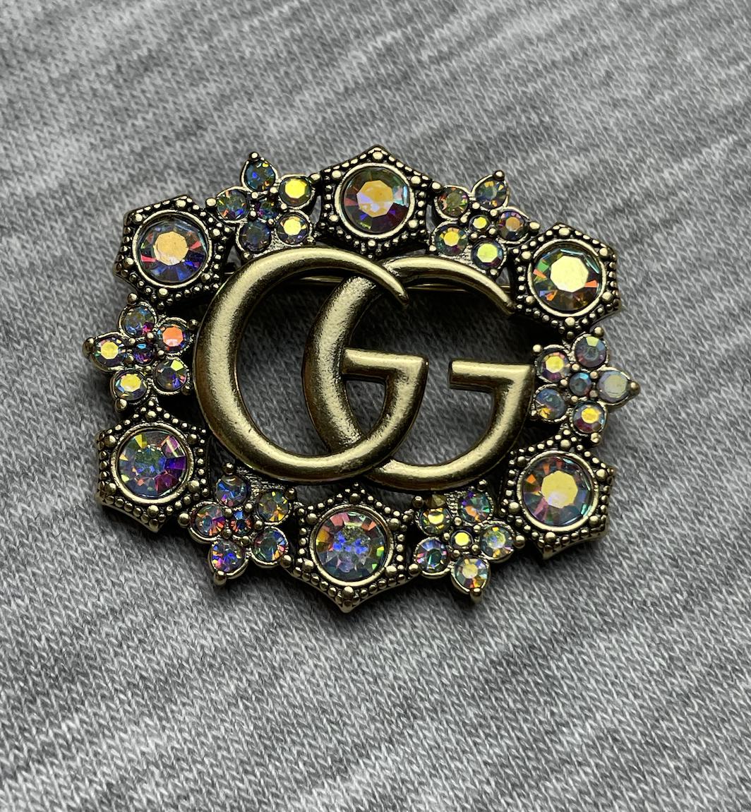 グッチのヴィンテージゴールドブローチ（カラーストーン付き） - Etsy 日本
