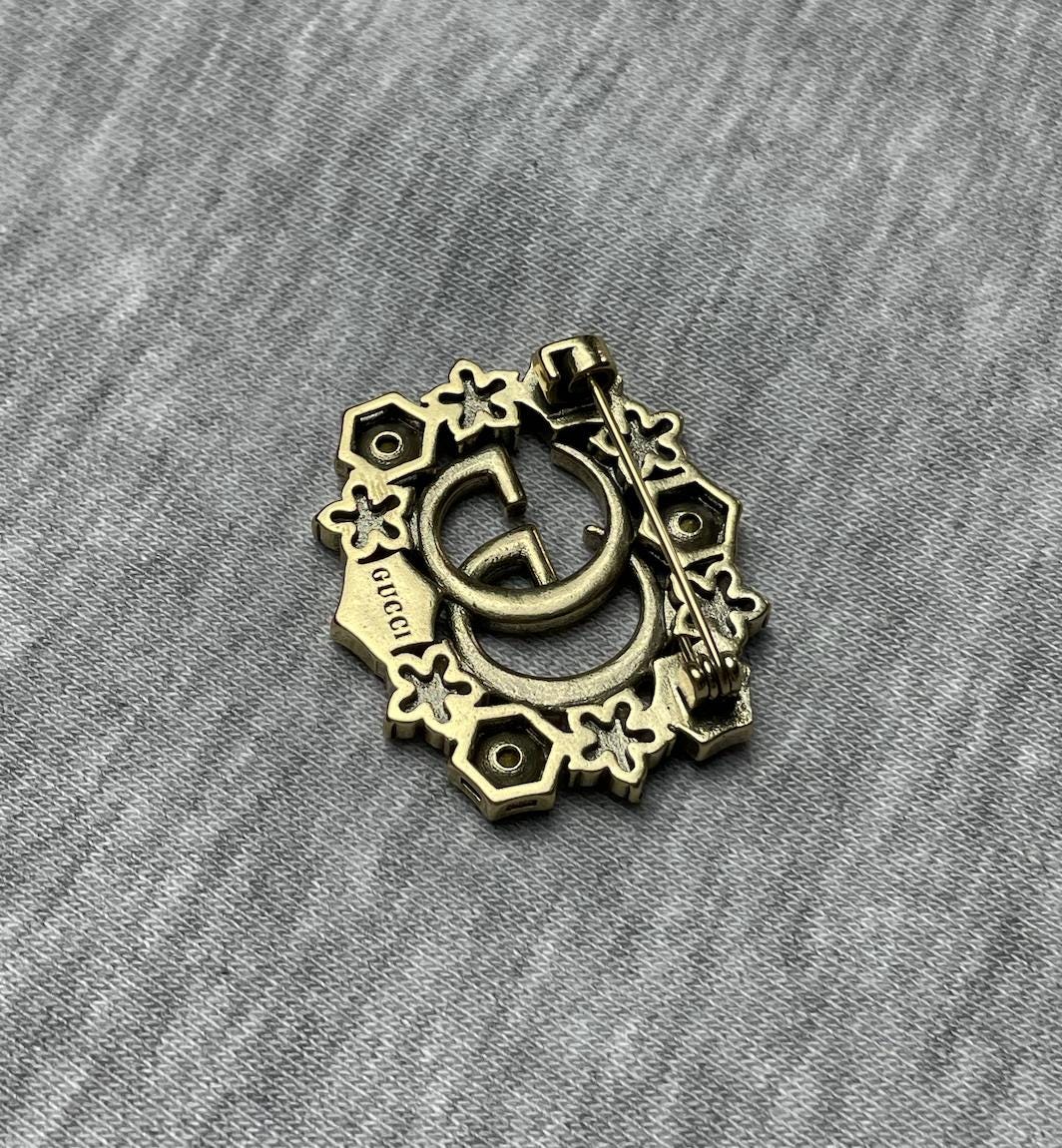グッチのヴィンテージゴールドブローチ（カラーストーン付き） - Etsy 日本