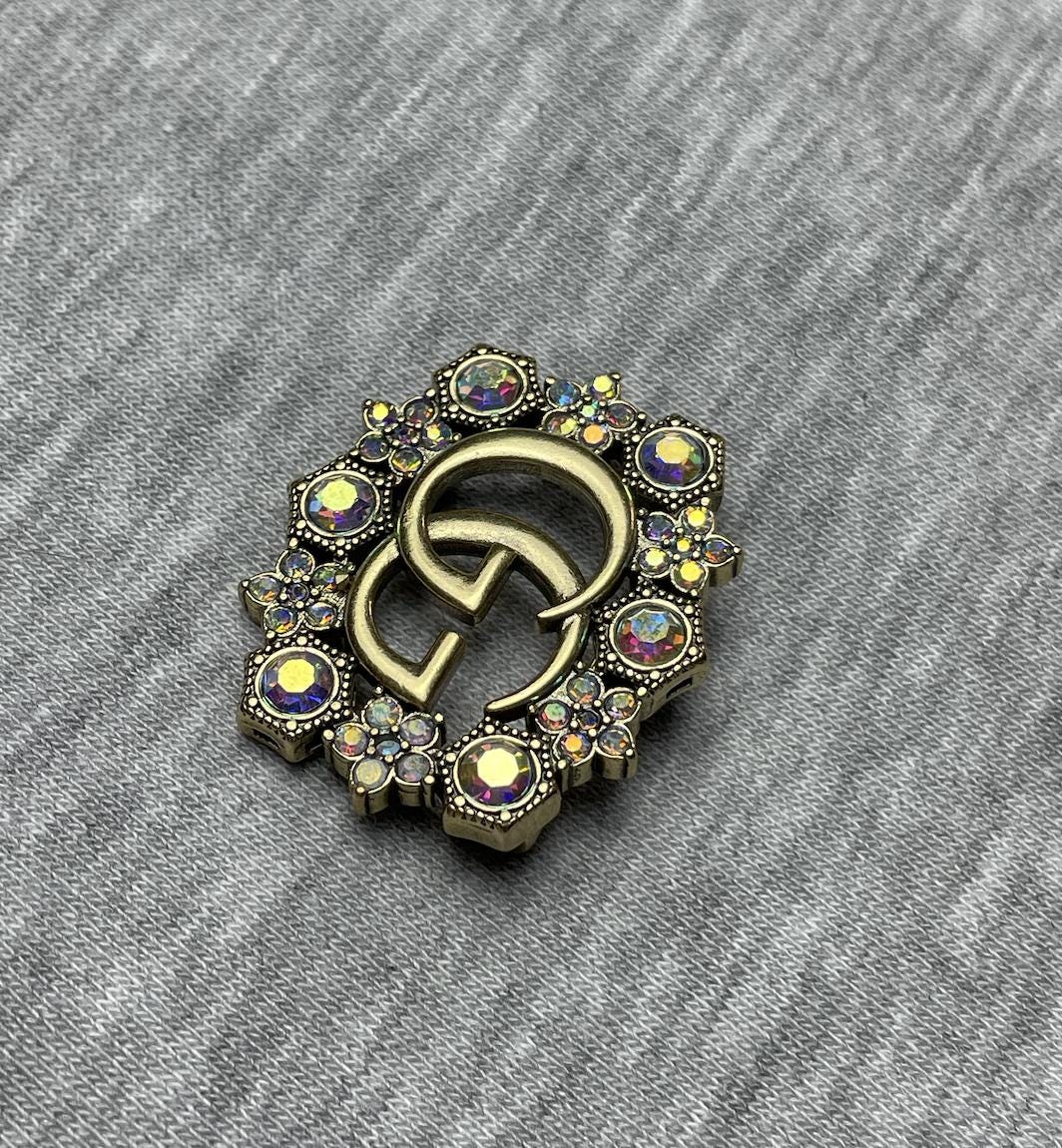 グッチのヴィンテージゴールドブローチ（カラーストーン付き） - Etsy 日本