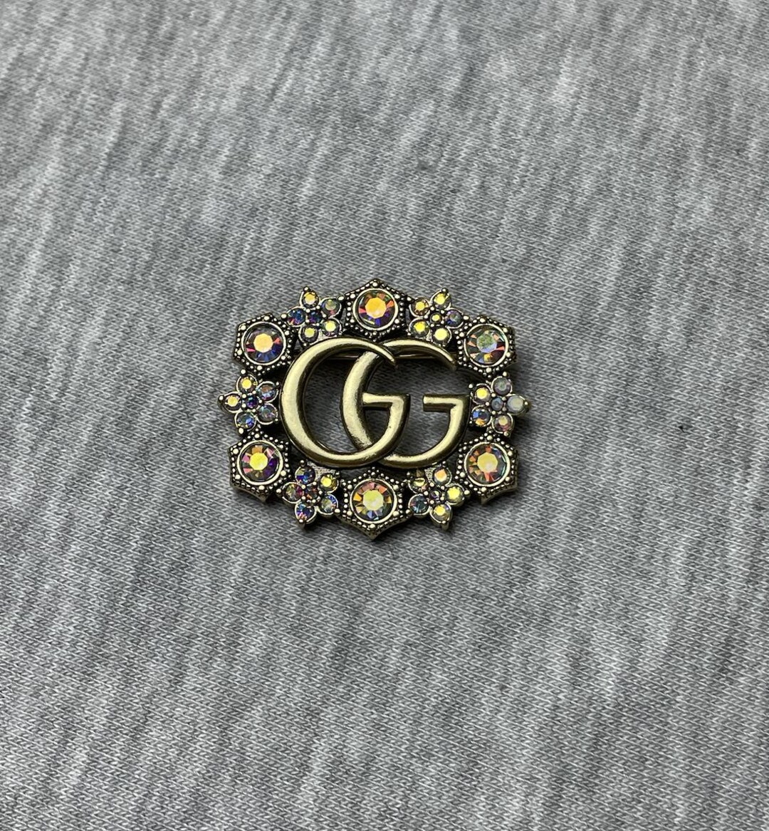 グッチのヴィンテージゴールドブローチ（カラーストーン付き） - Etsy 日本