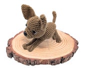 Patron crochet chien Chihuahua Nhala – chien au crochet – posture appel au jeu – PDF numérique