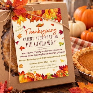 Puede incluir: Una caja de cartón marrón para tartas con ventana, atada con cordel y decorada con hojas de otoño. La etiqueta dice: Thanksgiving Client Appreciation Pie Giveaway, 1 tarta por familia, sorteo de tarjeta regalo VISA de 100 $, 20 de nov, 17-20h, 123 Main Street, Main City, USA, RSVP a Sonia 210-111-2222 antes del 19 de nov.