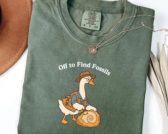 Camiseta Comfort Colors® con estampado de ganso cazando fósiles.