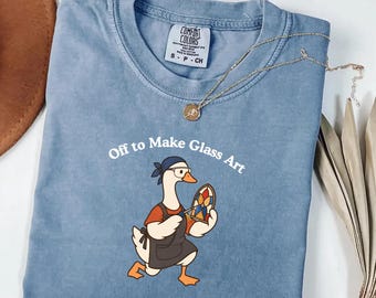 Camiseta Comfort Colors® con diseño de ganso de vidrieras, ideal para crear arte en vidrio.