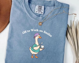 Camiseta Goose Comfort Colors® para asistente dental, camiseta dental "De vuelta al trabajo con sonrisas"