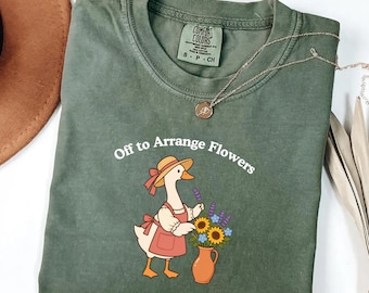 Camiseta Goose Comfort Colors® con diseño floral, ideal para arreglos florales.