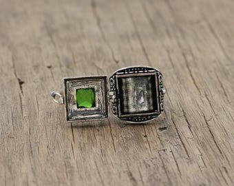 Sterling Silver Poison Box Ring with Green Stone, Gothic Secret Compartment Ring, Victorian Locket Ring, Vintage Statement Jewelry