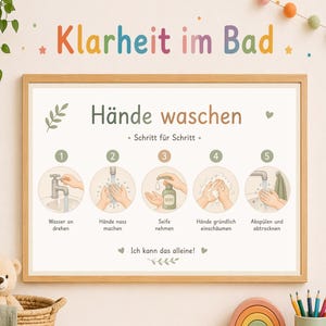 Könnte beinhalten: Ein gerahmtes Poster mit Anweisungen zum Händewaschen. Das Poster hat einen hellbeigen Hintergrund mit Illustrationen und Text auf Deutsch. Der Text oben lautet "Klarheit im Bad". Das Poster befindet sich in einem hellbraunen Holzrahmen.