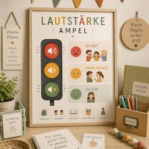 Könnte beinhalten: Ein Klassenraum-Poster mit dem Titel LAUTSTÄRKE AMPEL, das eine Ampelgrafik mit roten, gelben und grünen Kreisen zeigt. Das Poster enthält Illustrationen von Kindern und Textbeschriftungen wie ZU LAUT, GENAU RICHTIG und ZU LEISE sowie kleine Symbole für Aktivitäten wie UNTERRICHT, GESPRÄCHE, EINZELARBEIT, ARBEITSPHASEN und RUHEZEIT.