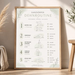 Könnte beinhalten: Ein gerahmtes Poster mit dem Titel GANZKÖRPER DEHNROUTINE, das fünf nummerierte Dehnübungen mit Strichzeichnungen, deutschen Anleitungen und hellgrünen abstrakten Formen auf weißem Hintergrund in einem hellen Holzrahmen zeigt.