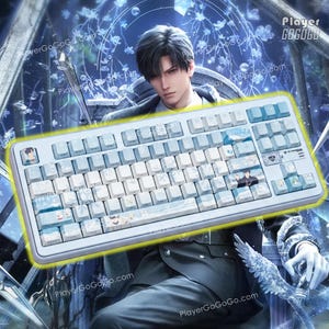 Peut inclure: Un clavier mécanique bleu clair et blanc avec des touches personnalisées présentant des illustrations de style anime. Le clavier a un cadre argenté et une disposition complète. L'arrière-plan comprend une illustration numérique d'une personne.