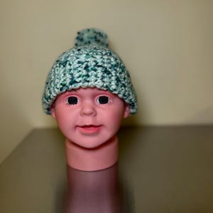 手編みの新生児用帽子