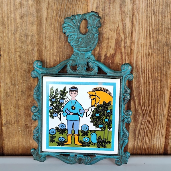 Dessous de plat vintage en fonte avec cheval et garçon, dessous de plat MCM bleu et vert avec coq, dessous de plat d'art populaire