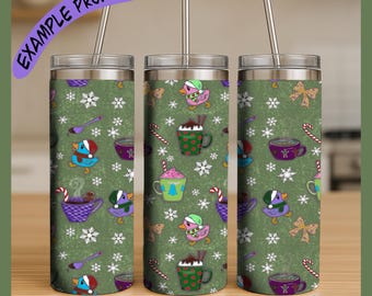 Könnte beinhalten: Drei isolierte Edelstahlbecher mit festlichem Design. Das Muster umfasst Cartoon-Enten, Schneeflocken, Zuckerstangen und Kaffeetassen auf grünem Hintergrund. Der Text "EXAMPLE PRODUCT" und "DIGITAL DOWNLOAD • NO PHYSICAL ITEM WILL BE SENT" sind sichtbar.