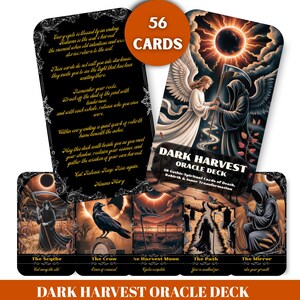 Könnte beinhalten: Dark Harvest Oracle Deck mit 56 gotischen spirituellen Karten. Die Karten zeigen Illustrationen einer Sense, einer Krähe, eines Erntemonds, eines Pfades und eines Spiegels. Das Thema des Decks ist Tod, Wiedergeburt und innere Transformation.
