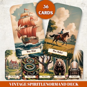 Puede incluir: Una baraja Spiritlenormand vintage con 36 cartas. Las cartas presentan ilustraciones de un barco, un jinete, una casa, una serpiente, un árbol, un oso y un ataúd. La baraja tiene una estética vintage.