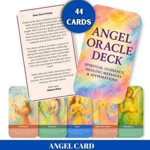 Puede incluir: Un mazo de cartas de Oráculo de Ángeles con 44 cartas. El mazo presenta ilustraciones coloridas y las palabras "Angel Oracle Deck" y "Spiritual Guidance, Healing Messages & Affirmations". Las cartas están diseñadas para ofrecer consuelo y guía.