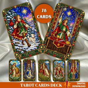 Könnte beinhalten: Ein 78-Karten-Tarotdeck mit Illustrationen im Buntglasstil. Die Karten zeigen Figuren wie den Narren, den Magier, die Kraft, die Hohepriesterin, die Herrscherin, den Herrscher und den Hierophanten mit leuchtenden Farben und Bordüren.