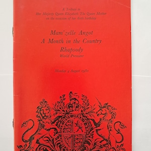 Puede incluir: Un programa rojo de la Royal Opera House Covent Garden. La portada presenta texto que incluye "Mam'zelle Angot" y "A Month in the Country Rhapsody". El programa es un homenaje a la Reina Isabel The Queen Mother en su 80 cumpleaños. La fecha es el lunes 4 de agosto de 1980.
