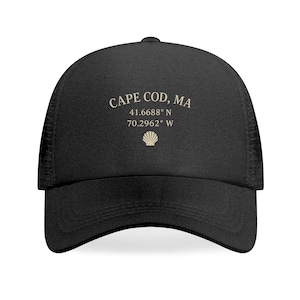 Peut inclure: Casquette de baseball noire avec un dos en filet. Le devant de la casquette porte l'inscription "CAPE COD, MA" au-dessus des coordonnées 41.6688° N 70.2962° W, et un motif de coquillage. Un accessoire élégant pour les activités de plein air.