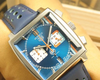Reloj de hombre Monaco Chronograph con esfera azul y movimiento de cuarzo, reacondicionado.