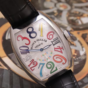 Puede incluir: Un juego de tres tazas de cerámica con un acabado mate moteado. Las tazas son de color crema, gris claro y gris oscuro. Cada taza tiene un diseño simple y minimalista y un asa redondeada.