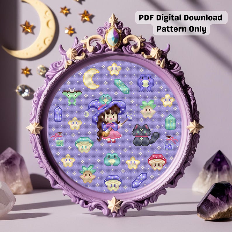Puede incluir: Un patr&oacute;n de punto de cruz enmarcado con una bruja, un gato negro y varios elementos caprichosos sobre un fondo morado. El marco, de color lavanda, es adornado con estrellas doradas. El texto "PDF Digital Download Pattern Only" es visible.