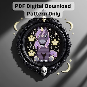 Könnte beinhalten: Ein Kreuzstichmuster eines lila Einhorns mit einem Pentagramm, gerahmt in einem schwarzen, verzierten Rahmen mit Schädel- und Mondakzenten. Der Text "PDF Digital Download Pattern Only" steht oben.