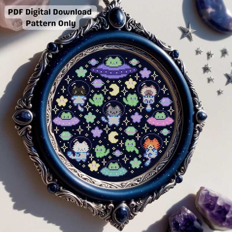 Puede incluir: Un patr&oacute;n de punto de cruz enmarcado con gatos espaciales, extraterrestres y naves espaciales sobre un fondo azul oscuro. El dise&ntilde;o incluye estrellas, lunas y planetas en colores pastel. El marco es azul oscuro con detalles plateados ornamentados. El texto en la parte superior dice "PDF Digital Download Pattern Only."