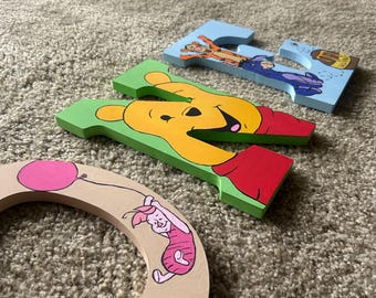 Letras de madera pintadas a mano de Winnie the Pooh / Decoración de pared para guardería / Regalo para baby shower / Letras con nombre personalizadas