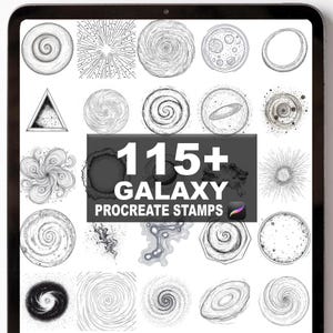 Può includere: Un tablet digitale mostra una collezione di timbri Procreate a tema galassia. I timbri sono illustrazioni in bianco e nero di galassie a spirale, esplosioni di stelle e altri disegni celesti. Il testo "115+ GALAXY PROCREATE STAMPS" è visualizzato.