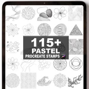 Może przedstawiać: Biały ceramiczny kubek z czarnym uchwytem i napisem "But First, Coffee" w stylu odręcznym. Kubek stoi na białej powierzchni. Kubek ma 10 cm wysokości.