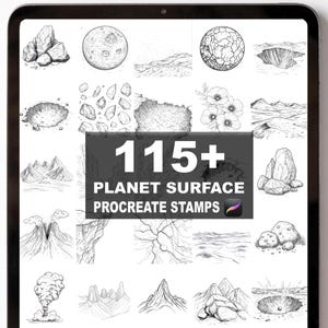 Peut inclure: Une tablette numérique affiche une collection d'illustrations en noir et blanc de surfaces planétaires. L'image comprend divers dessins de planètes, de cratères et de paysages. Le texte sur l'image indique "115+ Planet Surface Procreate Stamps."