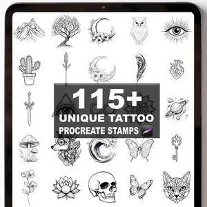 Puede incluir: Una tableta digital muestra 115+ sellos únicos de tatuajes Procreate. Las ilustraciones en blanco y negro incluyen montañas, árboles, lunas, un búho, un ojo, un cactus, una espada, una seta, un lobo, una ola, una mariposa, una llave, una calavera y un gato.