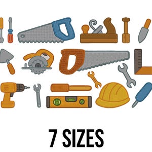 Peut inclure: Ensemble d'outils de construction de style dessin animé aux couleurs vives, comprenant des scies, des tournevis, une perceuse et un niveau à bulle. Le texte "7 SIZES" est affiché en dessous. Les outils sont orange, bleu, gris et marron.