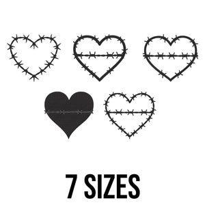 Könnte beinhalten: Eine Sammlung von Herzdesigns, einige umrandet und andere tiefschwarz, jeweils mit Stacheldrahtakzenten. Der Satz "7 SIZES" wird in fetter, schwarzer Schrift unter den Herzen angezeigt, was auf die Größenoptionen hinweist.