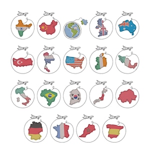 Op de afbeelding: Een collectie van negentien geborduurde patches met diverse landkaarten gevuld met hun respectievelijke nationale vlaggen, elk omcirkeld door een dunne zwarte lijn met een klein vliegtuigicoon dat een doorlopende vliegroute volgt.