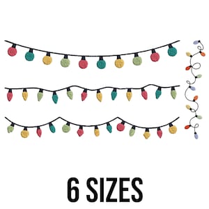 Puede incluir: Un diseño bordado con tres hileras de luces navideñas de colores y una guirnalda vertical. Las luces son de varios colores, incluyendo rojo, verde y amarillo. El texto "6 SIZES" se muestra debajo.