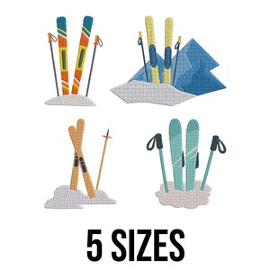 Puede incluir: Un diseño bordado con cuatro ilustraciones diferentes de esquís y bastones en la nieve. Los esquís son de varios colores, incluyendo azul, naranja y amarillo. El texto "5 SIZES" se muestra en negro en negrita en la parte inferior de la imagen.
