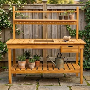 Puede incluir: Un banco de trasplante de madera con un estante, un cajón y un estante inferior. El banco tiene un fregadero incorporado y está rodeado de plantas en macetas de terracota. También hay una regadera y herramientas de jardinería.