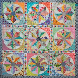 Puede incluir: Un edredón hecho a mano con un diseño de molinillo. Presenta nueve diseños circulares, cada uno compuesto por retazos de tela de colores vibrantes. El edredón tiene un borde a cuadros blanco y negro. Mide aproximadamente 150 cm x 150 cm.