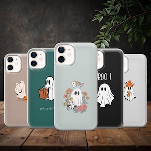 Pode incluir: Uma coleção de cinco capas de telemóvel com designs de Halloween. Cada capa apresenta uma ilustração de fantasma diferente, com frases como "Boo!" e "got candy?" As capas são em várias cores, incluindo verde, preto e bege.